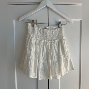 Cute eyelet mini white ruffle skirt, size medium, never worn.